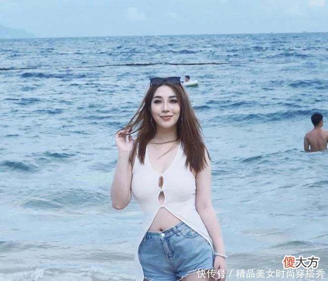 【时尚一点】袭一件长款背心搭配一条超短牛仔裤，海滩边尽享大自然的美！