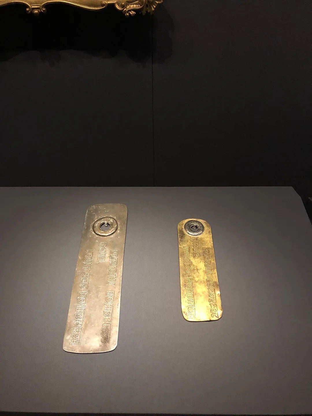 2000年秋天，乌兰浩特农民李献功，带着一个一个重470克的铜牌子