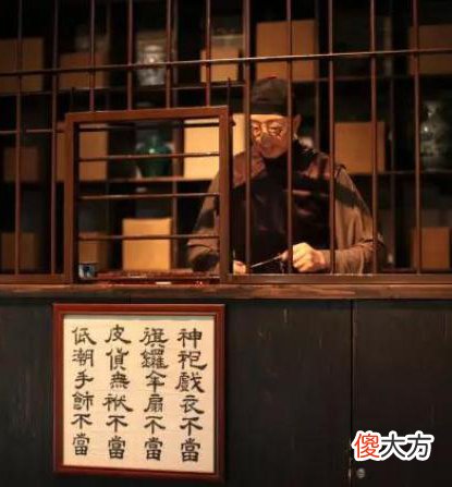 大庆把铜公鸡拿到当铺，他伸出右手5个指头，左手握拳挥了两下