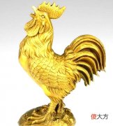 大庆把铜公鸡拿到当铺，他伸出右手5个指头，左手握拳挥了两下