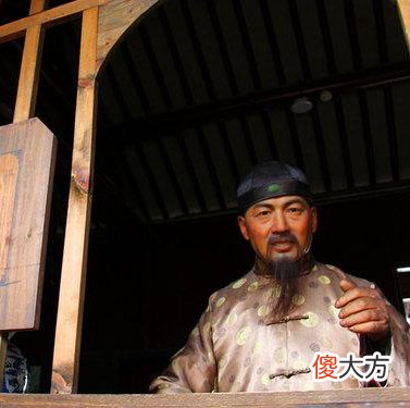 大庆把铜公鸡拿到当铺，他伸出右手5个指头，左手握拳挥了两下