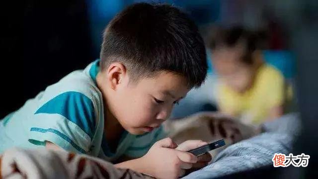 怎么有效的控制自己家的孩子玩手机 如何有效的控制孩子玩手机
