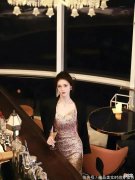 【就爱时尚】带有亮片设计的吊带裙把锁骨和领口大方地展现出来充满了浪漫的气息，非常适