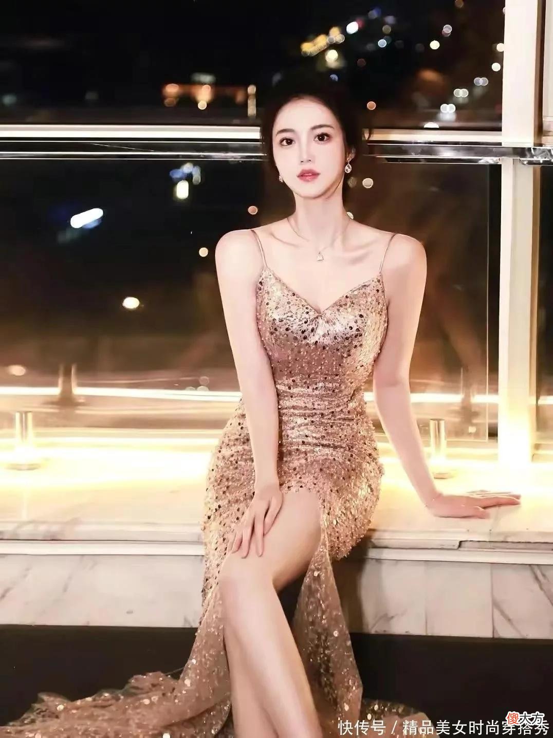 【就爱时尚】带有亮片设计的吊带裙把锁骨和领口大方地展现出来充满了浪漫的气息，非常适合约会穿搭
