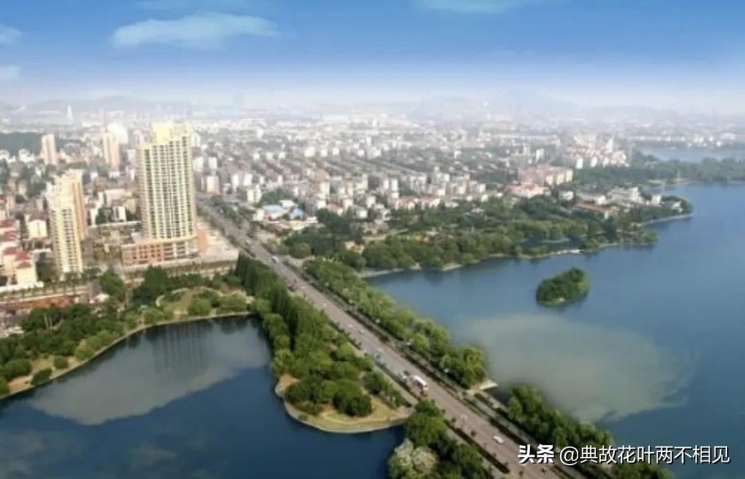 世界上最遥远的距离是我站在你面前，却听不懂你说什么！