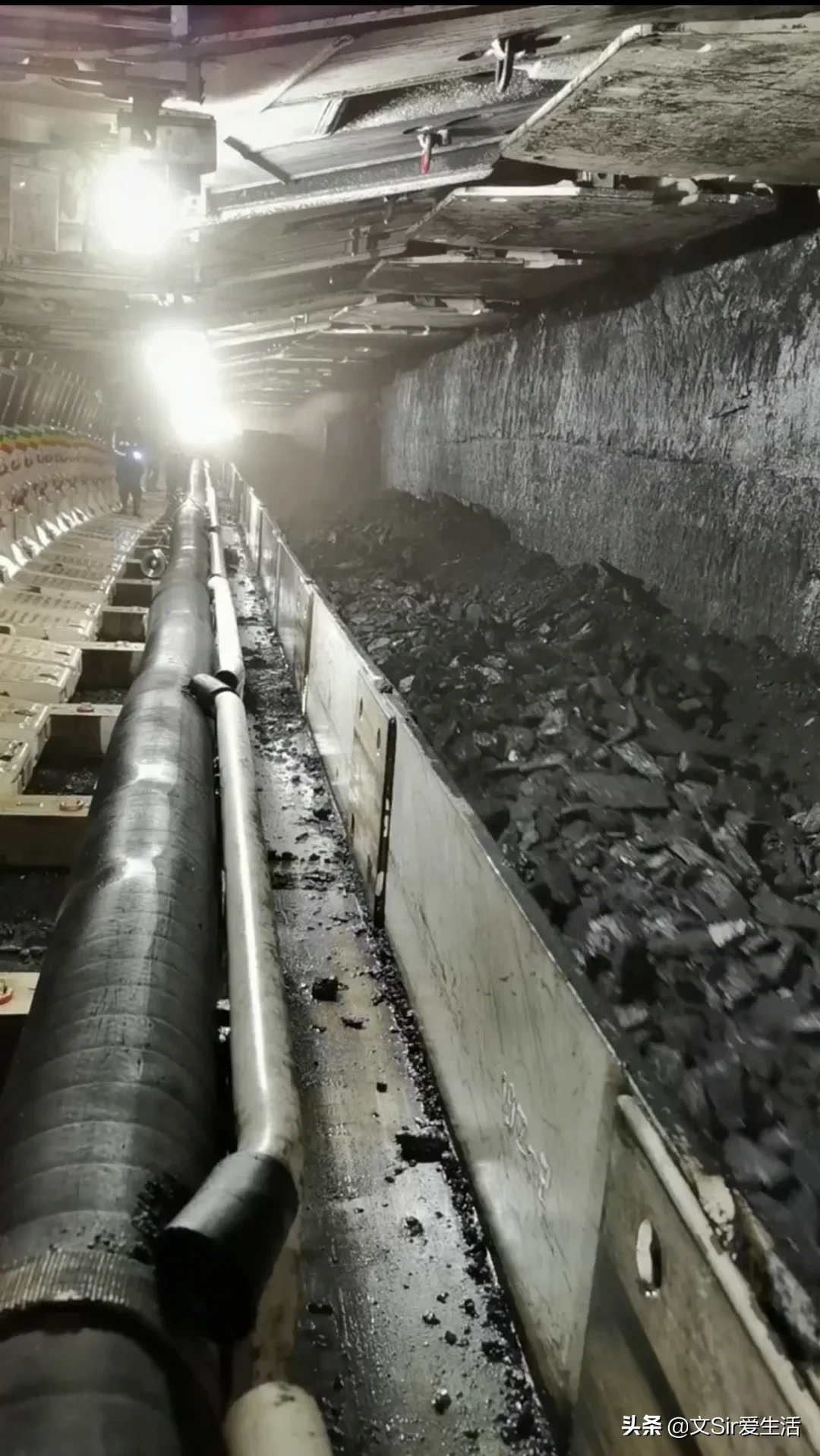 震撼不，朋友们，这样的场面大家见过吗,煤矿井下的煤就是这样出来的