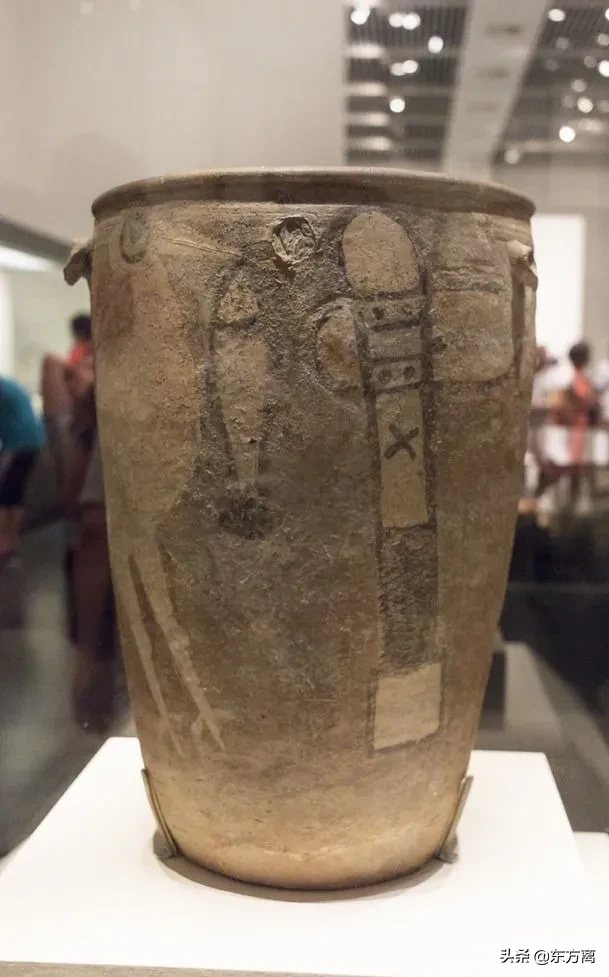 1979年春，李建安在苹果地挖出13个的6000年前的陶器，然后在院子进行清理