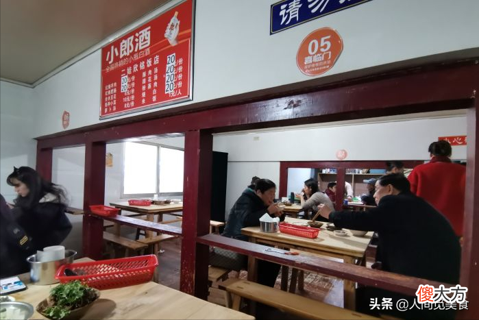 重庆藏在卡卡角角里的早餐店，6元一份的豆花饭，客人天天跑来吃