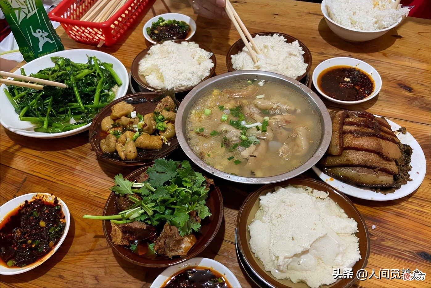 重庆藏在卡卡角角里的早餐店，6元一份的豆花饭，客人天天跑来吃