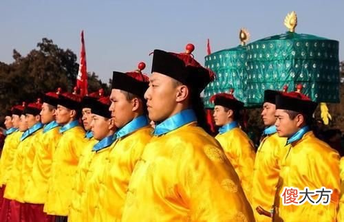 【历史故事】和珅为什么会有20多件黄马褂？黄马褂又有什么样的特权呢？