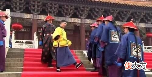 【历史故事】和珅为什么会有20多件黄马褂？黄马褂又有什么样的特权呢？