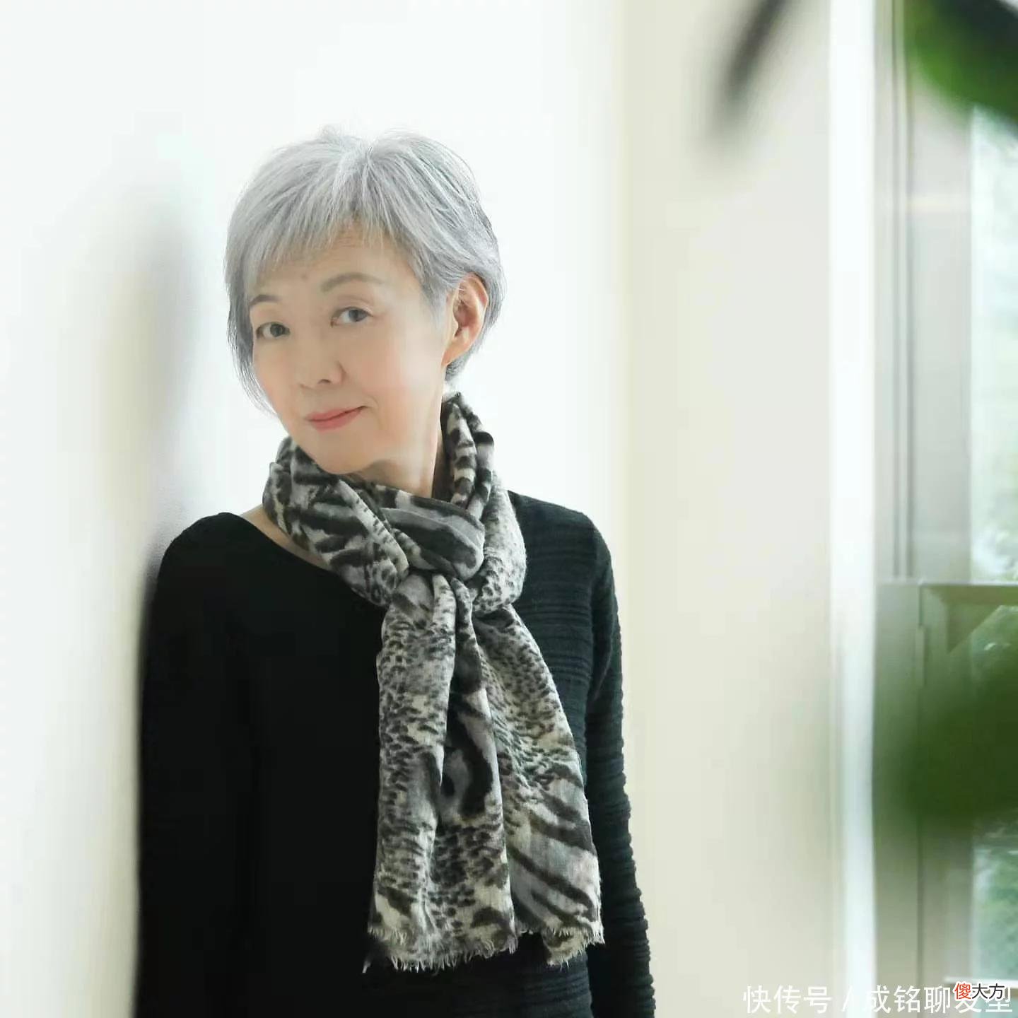 【时尚一点】女人过了六十岁别总梳大背头，这三款发型端庄大气，时尚又显年轻