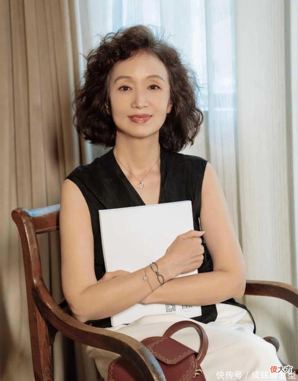 【时尚一点】女人过了六十岁别总梳大背头，这三款发型端庄大气，时尚又显年轻