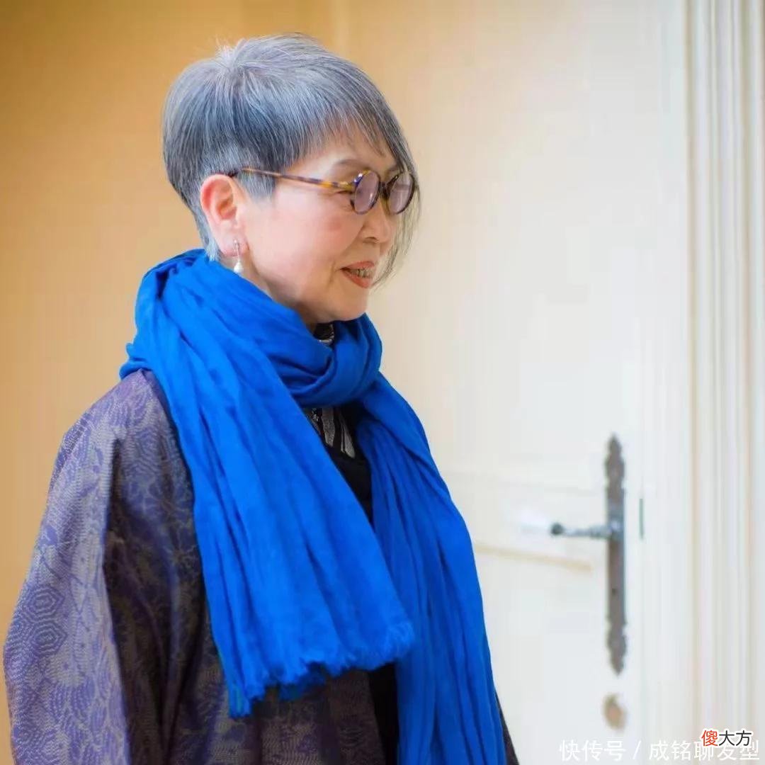 【时尚一点】女人过了六十岁别总梳大背头，这三款发型端庄大气，时尚又显年轻