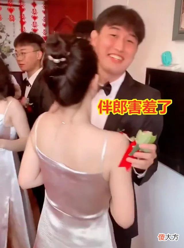 【就爱时尚】伴郎为伴娘戴胸花手不知放哪，调皮伴娘故意逗弄，伴郎脸红到耳根