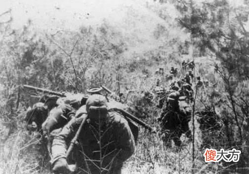 【爱历史】志愿军180师突围，副教导员掏枪自尽，战士哭着夺枪：你千万不能死