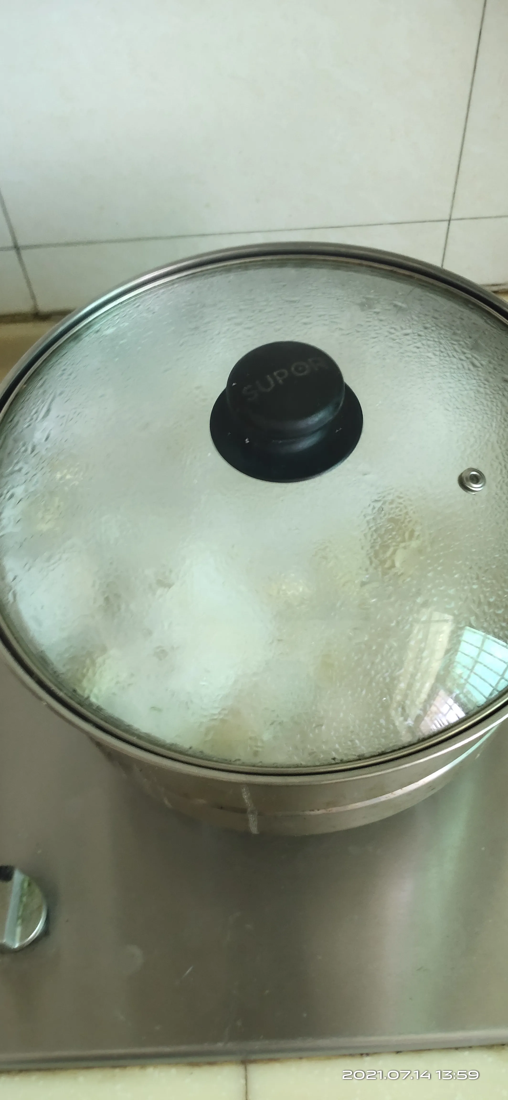 我煮饺子时要加三遍冷水,每次加半碗,直到水开三遍以后才关火吃饺子