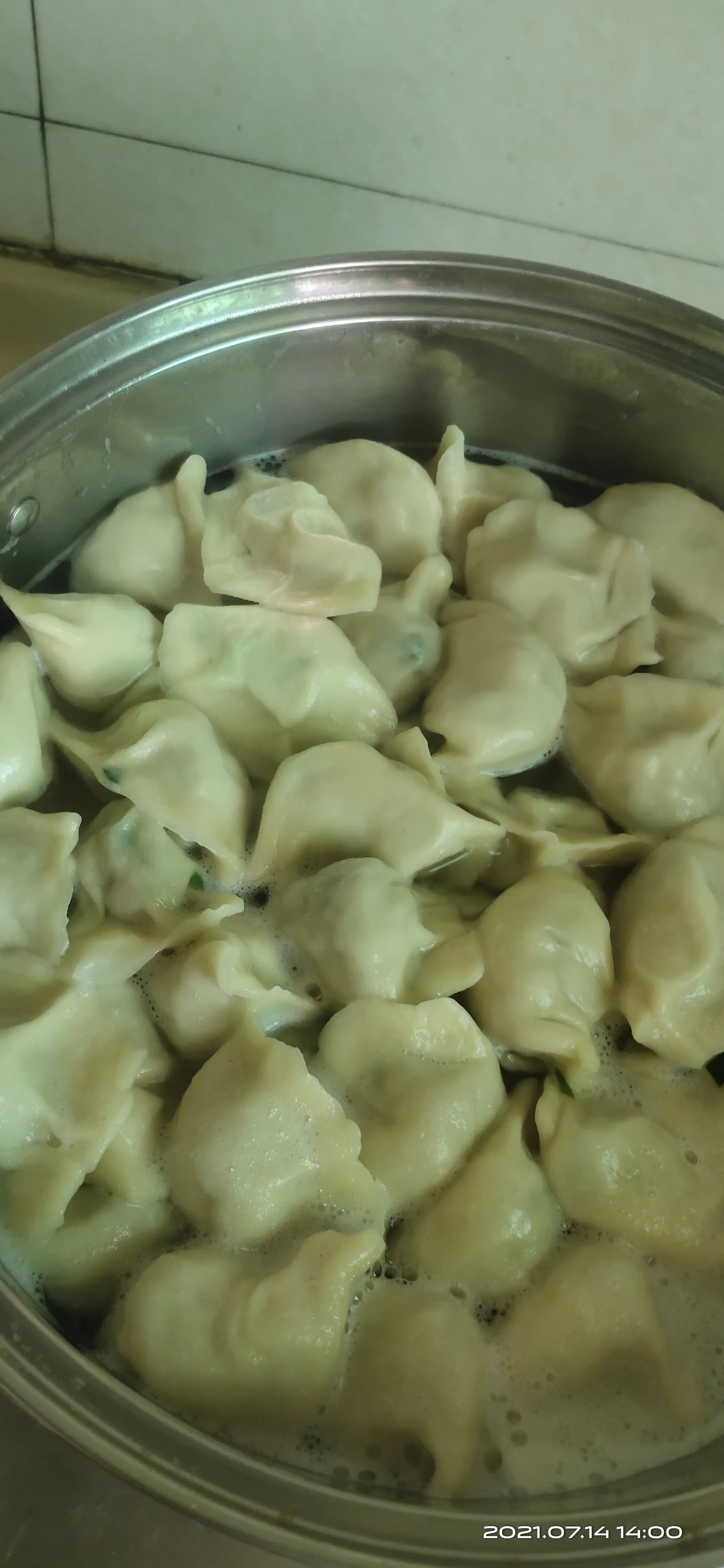 我煮饺子时要加三遍冷水,每次加半碗,直到水开三遍以后才关火吃饺子