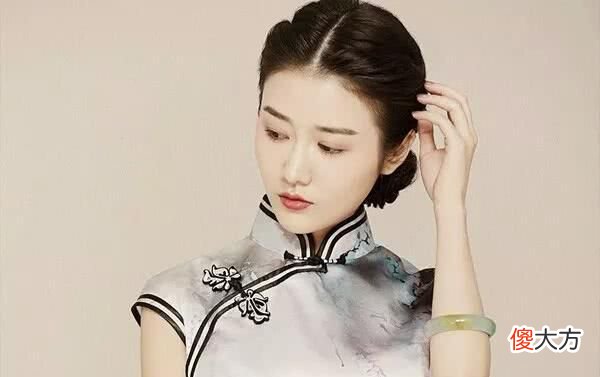 【就爱时尚】女人过了40岁，别戴这4种“假贵气”的首饰，自以为洋气其实挺土