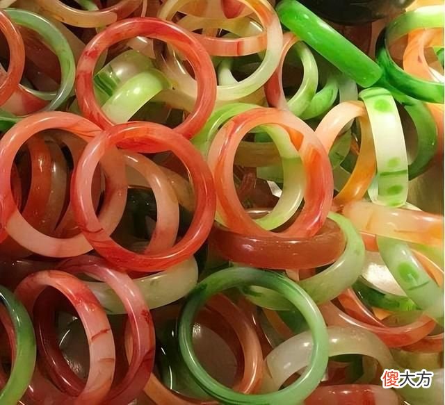 【就爱时尚】女人过了40岁，别戴这4种“假贵气”的首饰，自以为洋气其实挺土