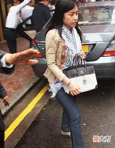 【就爱时尚】看完香港女首富的历年照片，网友直言：有钱真的可以让女人变美
