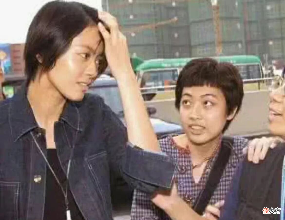 【就爱时尚】看完香港女首富的历年照片，网友直言：有钱真的可以让女人变美