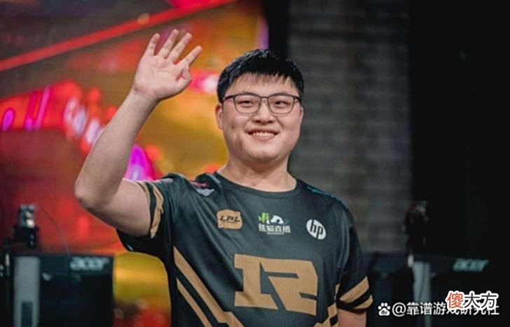 【游戏世界】LOL：Faker被小辅助背刺了，一直认为LPL下路更厉害，AD差距太大