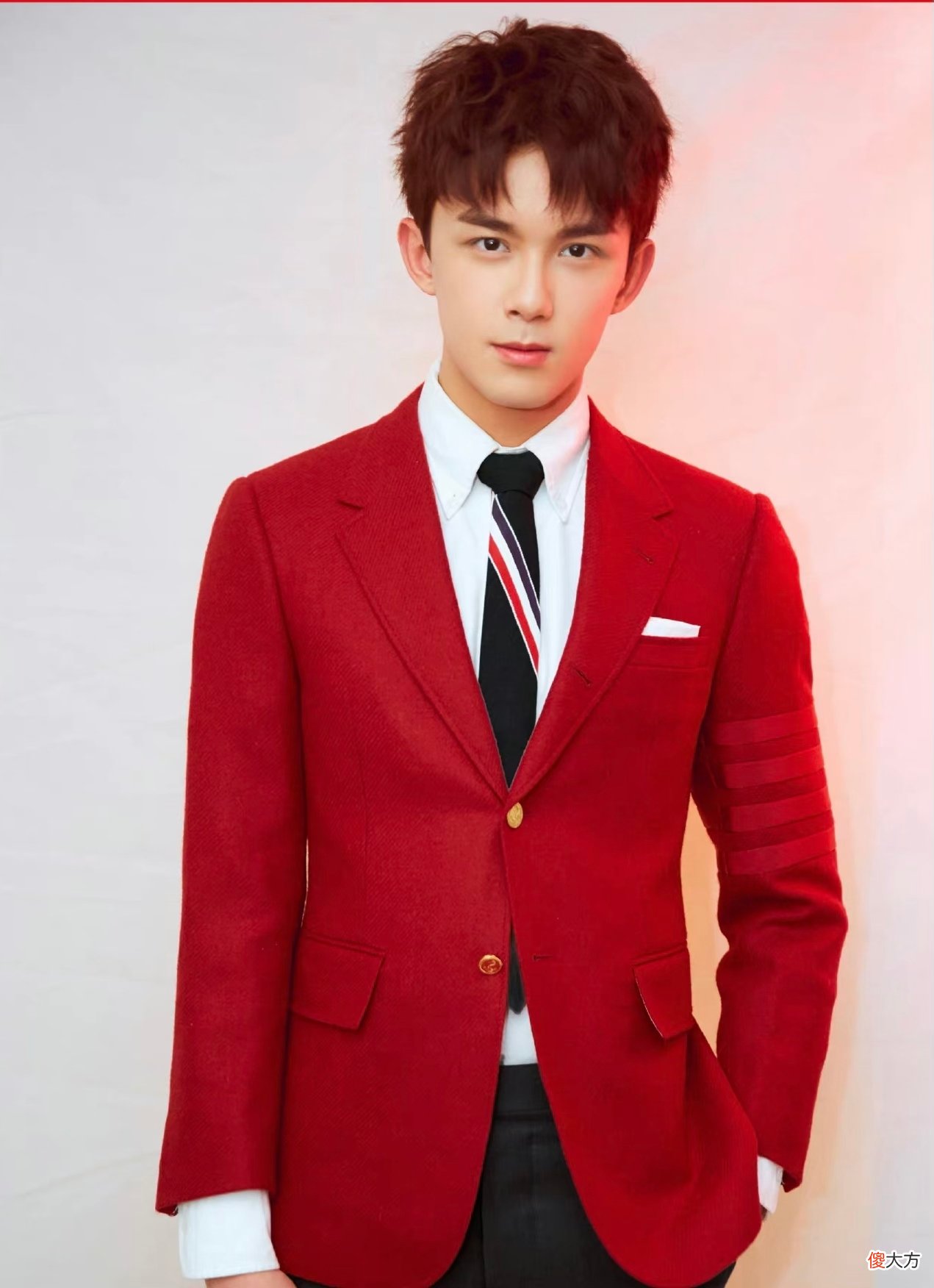 【就爱时尚】烈火嫣红，难道红色西服只有男明星们才能驾驭得了吗？