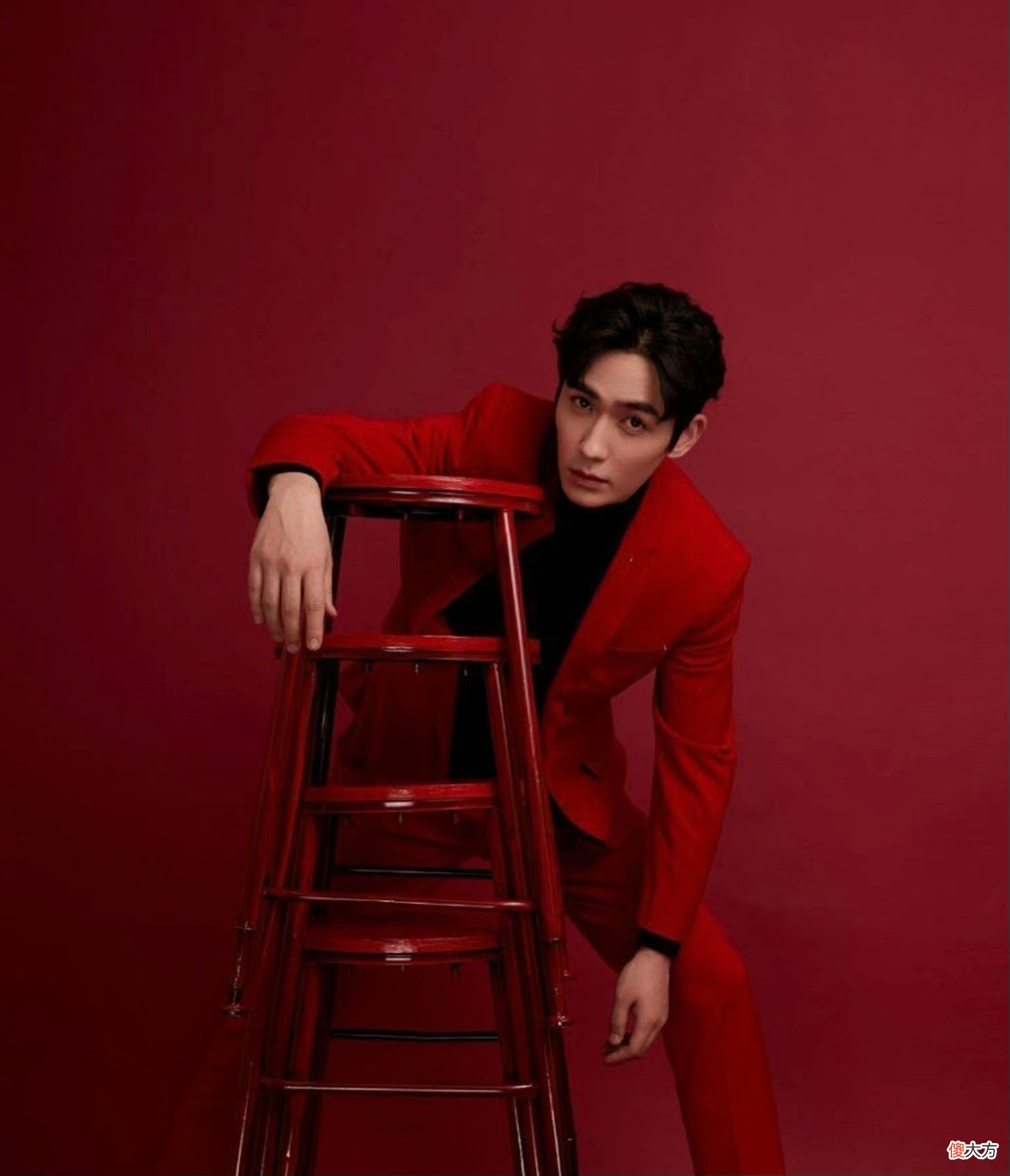 【就爱时尚】烈火嫣红，难道红色西服只有男明星们才能驾驭得了吗？