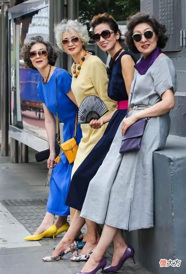 【就爱时尚】重新定义“中国大妈”!4位时髦老太用实力证明,时尚与年龄无关