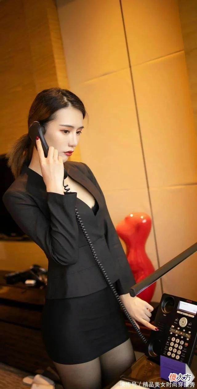 【时尚一点】西服套装裙美女，高挑纤细的身材，精致立体的五官，气质真好