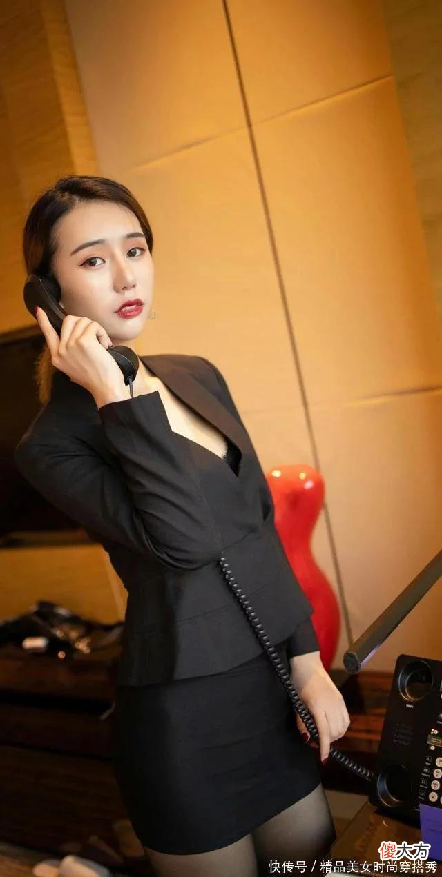 【时尚一点】西服套装裙美女，高挑纤细的身材，精致立体的五官，气质真好