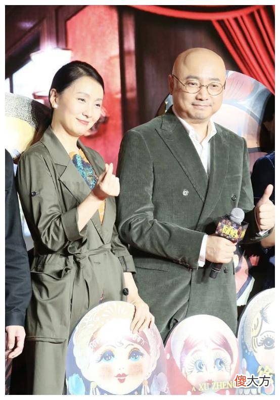 【就爱时尚】陶虹徐峥现身机场，两人穿同一款衣服，看着就很般配