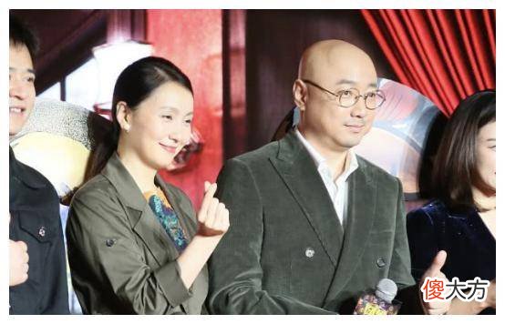 【就爱时尚】陶虹徐峥现身机场，两人穿同一款衣服，看着就很般配