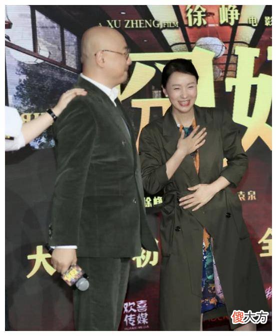 【就爱时尚】陶虹徐峥现身机场，两人穿同一款衣服，看着就很般配