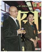 【就爱时尚】陶虹徐峥现身机场，两人穿同一款衣服，看着就很般配