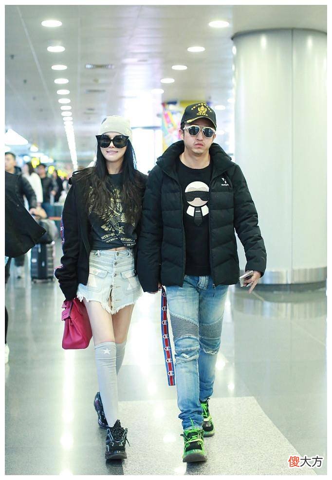 【就爱时尚】冉莹颖冷天穿迷你裙,穿长筒袜小腿暖和,露出大腿,真撩人!