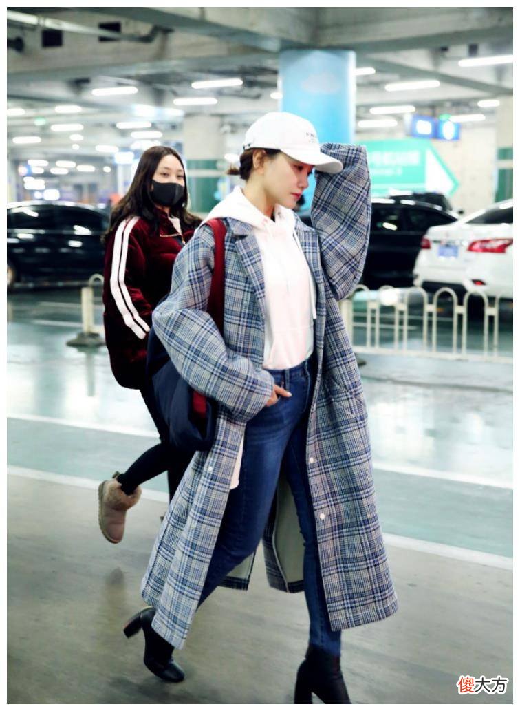 【时尚一点】羽绒服太肥大，试试杨蓉那样的叠穿，给人一种高级感