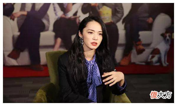 【就爱时尚】姚晨现身机场，穿着长风衣，皮肤白皙状态良好