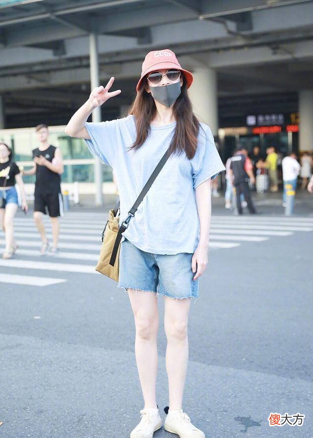 【就爱时尚】孟美岐吴昕同戴渔夫帽现身机场，谁更胜一筹