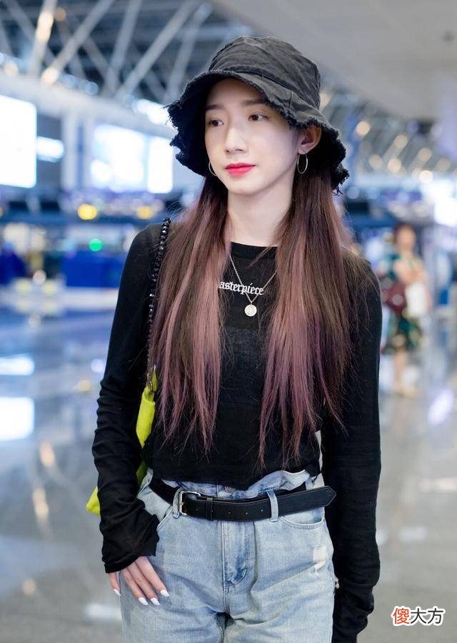 【就爱时尚】孟美岐吴昕同戴渔夫帽现身机场，谁更胜一筹
