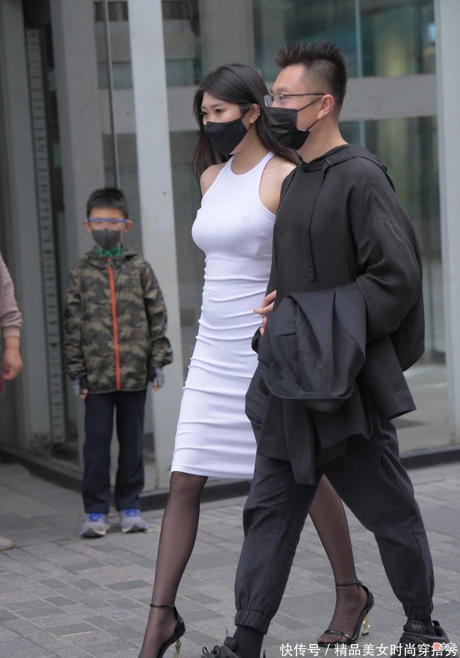 【就爱时尚】周末不要穿通勤装上街了，这条白色连衣裙，穿在身上日常范十足