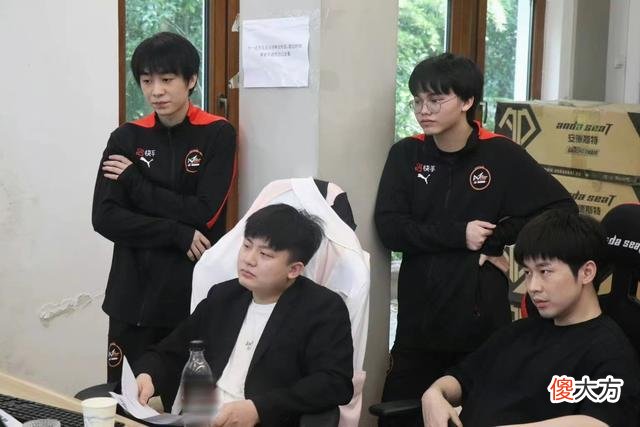 【游戏迷】KPL公布“每死承伤”榜：KSG啊泽在刷数据？Hero三人上榜有点强！