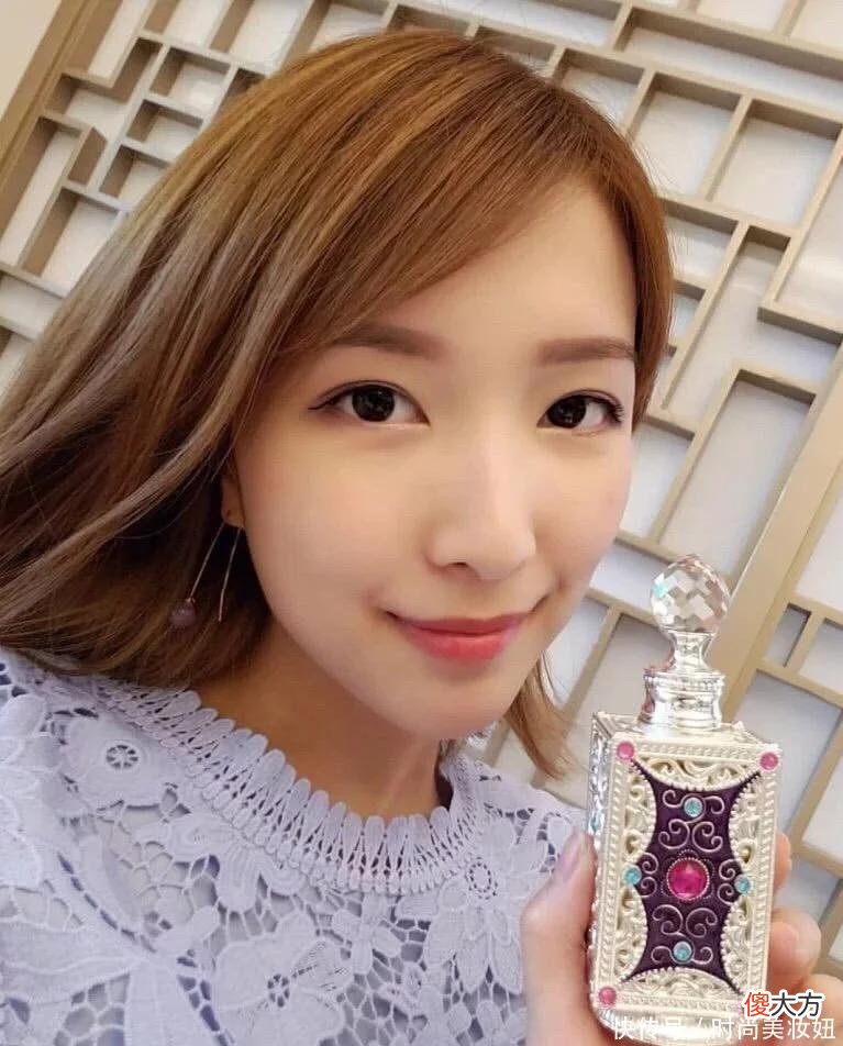 【时尚一点】李泽楷与小26岁女友现身，郭嘉文穿蕾丝连衣裙，气质不输豪门阔太
