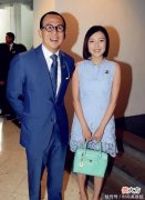【时尚一点】李泽楷与小26岁女友现身，郭嘉文穿蕾丝连衣裙，气质不输豪门阔太