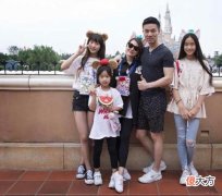 【就爱时尚】小S女儿新发型形象大变，长头发剪成超短发，穿T恤母女五官似烙饼