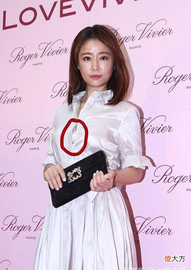 【时尚一点】林心如一身白色连衣裙刷新网友对她的印象，网友：辣妈和少女差距