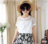 【时尚一点】小姑娘爱美的心是与生俱来的，时尚套装是不错的选择