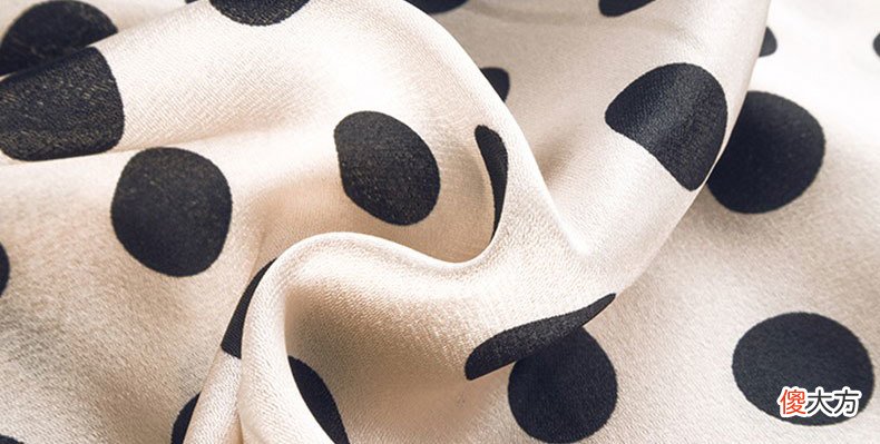 【时尚一点】休闲又减龄的穿搭，波点无袖衬衫就很受欢迎，充满了个性魅力