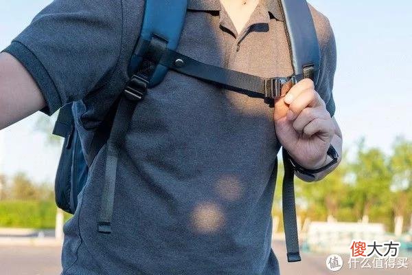 【时尚一点】有质感的百搭款式，体验光影行星宙斯双肩包